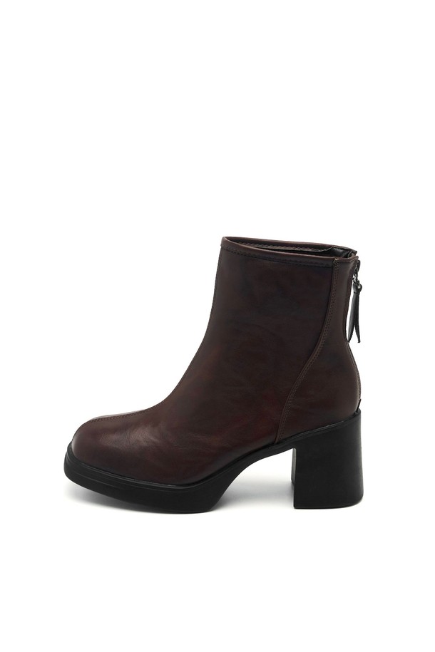 Valen (발렌) 스퀘어 토 앵클 부츠 7.5cm -VA9010은 여성 고객을 위한 앵클부츠입니다. 브라운과 블랙 두 가지 색상으로 제공되며, 일상적인 착용에 적합합니다. 스퀘어 토 디자인과 7.5cm 청키힐이 특징이며, 인조가죽과 스웨이드 소재로 제작되었습니다. 안감은 스웨이드이며, 무지 패턴에 지퍼 여밈으로 간편하게 착용할 수 있습니다. 심플하면서도 클래식한 디자인으로 출근룩, 모임룩, 데이트룩 등 다양한 TPO에 어울리며, 미니멀, 시크 스타일을 연출하기 좋습니다.
