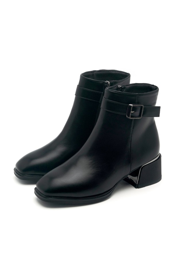 Cathrine Mid Block 앵클 부츠 5.5cm -VA9008 (2color)는 가을, 겨울 시즌을 위한 여성 앵클 부츠입니다. 브라운과 블랙 두 가지 색상으로 제공되며, 일상, 출근, 모임, 데이트 등 다양한 TPO에 어울립니다. 5.5cm 청키힐에 스퀘어토 디자인으로 시크하고 미니멀한 스타일을 연출하며, 안감 기모와 인조가죽 소재로 제작되어 따뜻하고 편안한 착용감을 선사합니다. 메탈 스퀘어 버클과 힐 장식이 세련된 포인트를 더하며, 사이드 지퍼와 핸드메이드 마감으로 고급스러움을 더했습니다.
