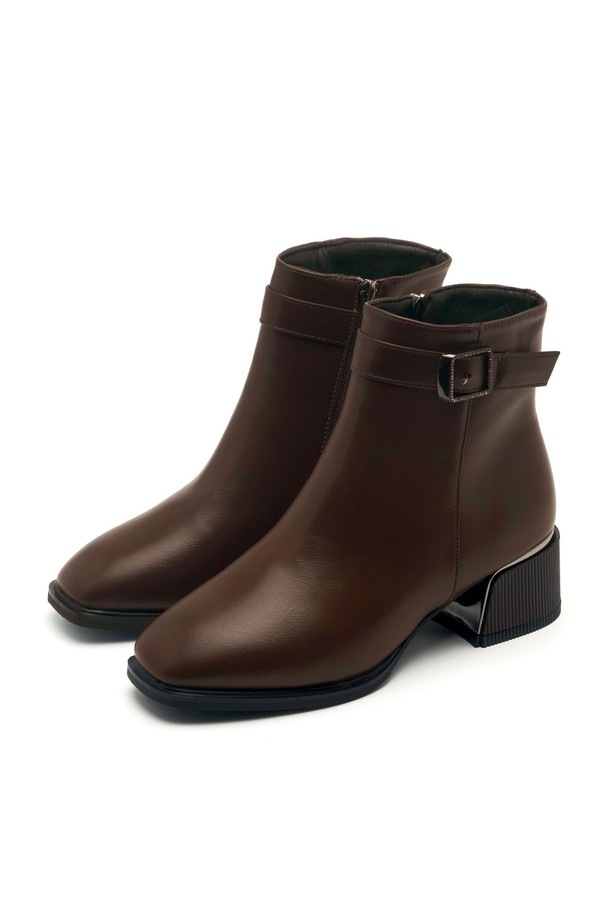 Cathrine Mid Block 앵클 부츠 5.5cm -VA9008 (2color)는 세련된 스타일을 완성하는 여성 앵클 부츠입니다. 브라운과 블랙, 두 가지 색상으로 출시되어 출근룩, 모임룩, 데이트룩 등 다양한 TPO에 활용 가능합니다. 5.5cm 미들힐과 스퀘어토 디자인으로 편안함과 시크한 매력을 동시에 선사하며, 안감 기모 처리로 가을, 겨울철 따뜻하게 착용할 수 있습니다. 메탈 스퀘어 버클 장식과 사이드 지퍼, 핸드메이드 제작으로 고급스러움을 더했으며, 일반 발볼에 맞춰 제작되었습니다. 프리미엄 박스 패키징으로 소장 가치를 높인 클래식, 미니멀, 시크 스타일의 앵클 부츠를 만나보세요.
