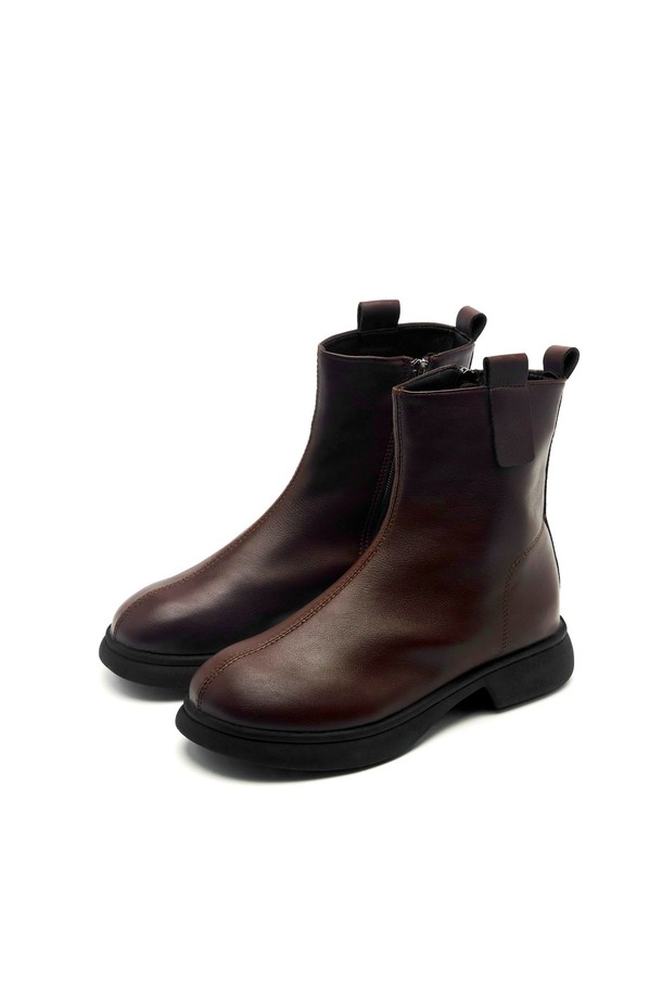 **Cathy 라운드 토 앵클 부츠 4.5cm - VA9007 (2컬러)**

미니멀, 클래식, 캐주얼 스타일을 위한 여성 앵클 부츠입니다. 부드러운 합성가죽과 마이크로파이버 소재로 제작되었으며, 라운드 토 디자인으로 편안함을 더했습니다. 4.5cm 로우힐 굽과 미끄럼 방지 TPR 고무 밑창으로 안정적인 착용감을 제공하며, 핸드크래프트 방식으로 제작되어 높은 퀄리티를 자랑합니다. 가을, 겨울철 출근룩에 잘 어울리는 데일리 아이템으로, 기모 안감이 따뜻함을 선사합니다. 브라운, 블랙 두 가지 색상으로 만나보세요.
