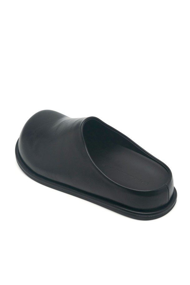 Molin Minimal (몰린 미니멀) 뮬 클로그 4cm - VA9043 (2color)는 데이트룩, 모임룩에 잘 어울리는 여성 뮬/클로그입니다. 미니멀, 클래식, 캐주얼 스타일을 연출하기 좋습니다. 라운드 토우 디자인에 다크브라운, 블랙 두 가지 색상으로 출시되었으며, 합성가죽과 고무 소재를 사용하여 제작되었습니다. 4cm 통굽으로 편안한 착화감을 제공하며, 미니멀한 디자인과 인스텝을 넓게 감싸는 커버 디자인이 특징입니다. 5mm 바닥 사양과 라텍스 쿠션 깔창으로 편안함을 더했습니다.
