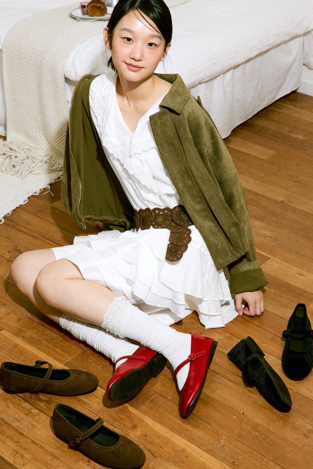 Odd 메리제인 플랫슈즈 2cm -VA8049 (3color)는 여성 고객을 위한 메리제인 플랫슈즈입니다. 라운드 토우 디자인에 2cm 굽 높이로 편안함을 더했으며, 일상, 포멀한 자리에 모두 잘 어울립니다. 봄, 여름, 가을 계절에 착용하기 좋으며, 레드, 에스프레소 블랙 2가지 색상으로 출시되었습니다. 합성가죽, 마이크로파이버 소재에 크로스 스트랩, 라텍스 쿠션 인솔, TPR 고무 밑창, 유연한 TR 아웃솔, 엘라스틱 디테일로 편안함과 스타일을 동시에 만족시킵니다. 데이트룩, 모임룩, 오피스룩 등 다양한 TPO에 클래식, 미니멀, 걸리시 스타일을 연출하기 좋습니다.
