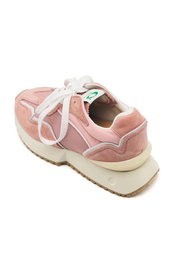 CO-WICK 스니커즈 CL0201P - CL0201 인디 핑크 (1컬러)는 여성용 스니커즈로, 미니멀, 캐주얼, 클래식 스타일을 추구하는 분들께 적합합니다. 라운드 토우 디자인에 소가죽, 스웨이드, 나일론 등 다양한 소재를 사용하여 제작되었으며, 끈으로 여미는 방식입니다. 사계절 모두 착용 가능하며, 인디 핑크, 미드나잇 블루, 크림, 파우더 로즈, 고스트 블랙 등 다섯 가지 다채로운 컬러 옵션을 제공합니다. 일상생활에서 편안함과 스타일을 동시에 만족시키는 아이템입니다.
