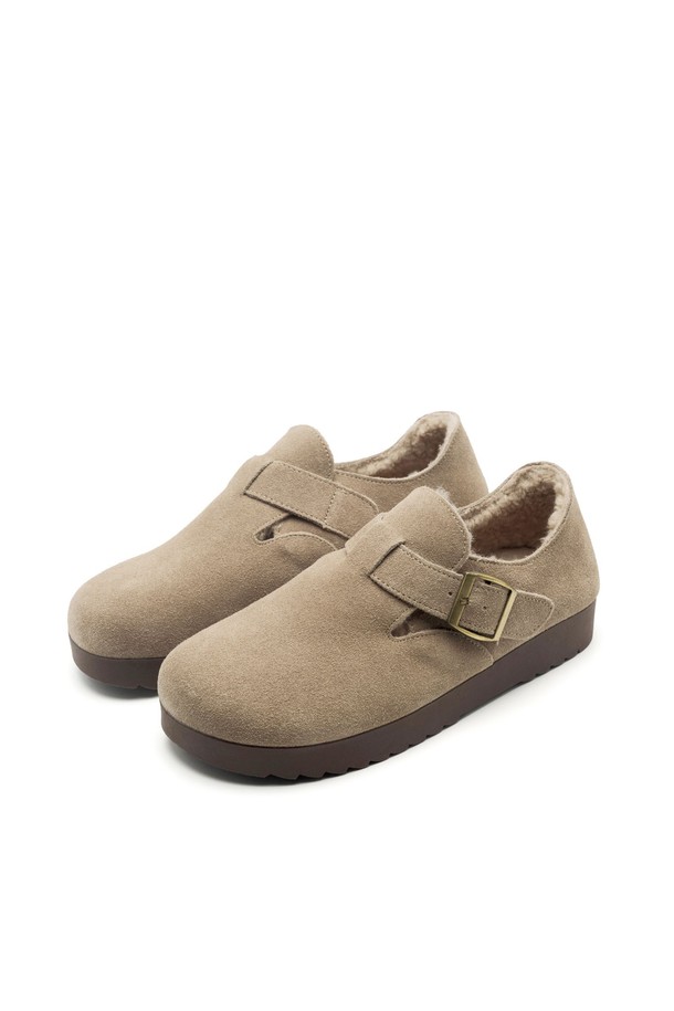 블루본(Bleubon) 소가죽 스웨이드 로퍼는 부드러운 소가죽 스웨이드 소재로 제작되어 고급스러운 착용감을 선사합니다. 3.5cm 로우힐 디자인과 라운드 앞코는 편안함과 세련된 스타일을 동시에 만족시켜줍니다. 출근룩, 오피스룩, 모임룩 등 다양한 TPO에 활용 가능하며, 클래식, 미니멀, 캐주얼 스타일 모두 소화 가능한 데일리 로퍼입니다. 봄, 가을 시즌에 어울리는 2가지 색상으로 구성되어 폭넓은 선택지를 제공합니다. 슬립온 디자인으로 간편하게 착용 가능하며, 로우컷 탑라인이 발목을 더욱 돋보이게 합니다.
