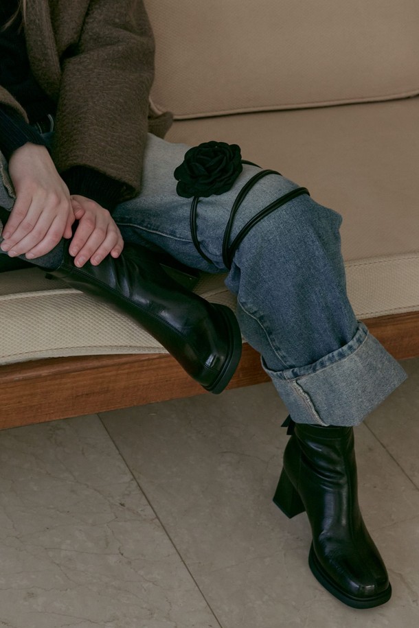 Mily Minimal 앵클부츠 8CM -VA9051 (2color)는 여성스러운 스타일을 완성하는 앵클 부츠입니다. 라운드 토우 디자인에 8cm 청키힐로 안정적인 착화감을 선사하며, 출근룩, 모임룩, 데이트룩 등 다양한 TPO에 활용 가능합니다. 미니멀한 디자인과 블랙, 브라운 두 가지 컬러로 출시되어 클래식, 미니멀, 시크한 스타일을 연출하기 좋습니다. 합성가죽 소재에 지퍼 여밈으로 편안하게 신고 벗을 수 있으며, 가을, 겨울 시즌에 따뜻하게 스타일링할 수 있습니다. 무지 패턴으로 어떤 옷에도 잘 어울려 데일리 부츠로 활용하기 좋습니다.
