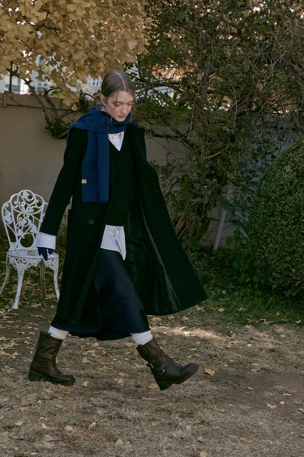 Roux(루) 벨티드 워커 부츠 6CM -VA9054는 여성용 워커 부츠입니다. 라운드 토우 디자인에 6cm의 통굽으로 제작되었으며, 가을, 겨울 시즌에 착용하기 좋습니다. 블랙과 브라운 두 가지 색상으로 출시되었으며, 버클과 지퍼로 간편하게 여밀 수 있습니다. 미드컷 탑라인과 벨트 디테일이 특징이며, 데일리룩, 출근룩, 모임룩 등 다양한 TPO에 클래식, 미니멀, 시크한 스타일을 연출할 수 있습니다. 합성가죽 소재로 제작되었습니다.
