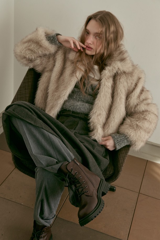 Roux Race Up 워커 부츠 -VA9060 (2color)는 가을과 겨울에 어울리는 여성용 워커 부츠입니다. 라운드 앞코에 레이스업 디자인이 돋보이며, 가죽 소재와 미드컷 탑라인으로 클래식하고 미니멀한 스타일을 연출합니다. 굽 높이는 중굽, 굽 타입은 통굽으로 안정적인 착용감을 제공하며, 무지 패턴에 두꺼운 밑창이 특징입니다. 출근룩에 워크웨어 스타일을 더하여 세련된 룩을 완성해 보세요.
