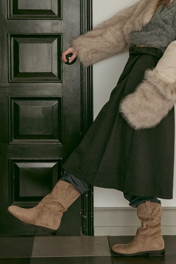 Aurette (오레트) 웨스턴 부츠 3.5CM -VA9061은 여성들을 위한 세련된 웨스턴 부츠입니다. 부드러운 스웨이드 소재와 3.5cm 로우힐 굽으로 편안함과 스타일을 동시에 잡았습니다. 뾰족한 앞코 디자인과 미드컷 탑라인이 다리 라인을 더욱 돋보이게 하며, 안감의 퍼(Fur) 디테일과 지퍼형 여밈으로 따뜻함과 편리함을 더했습니다. 베이지와 브라운 두 가지 색상으로 출시되어 다양한 룩에 매치하기 좋으며, 데이트룩, 모임룩 등 TPO에 맞춰 클래식, 미니멀, 캐주얼 스타일을 연출할 수 있습니다.
