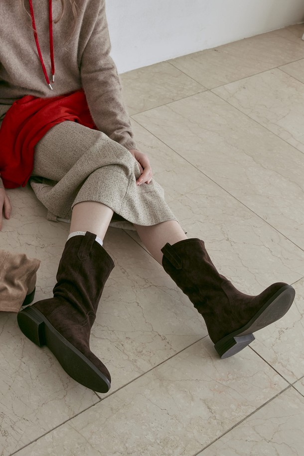 Aurette Western Boots(오레트 웨스턴 부츠) 3.5CM - VA9061은 여성스러운 룩을 완성하는 웨스턴 부츠입니다. 라운드 토우 디자인에 3.5cm 로우 힐로 편안한 착용감을 선사하며, 스웨이드 소재로 제작되어 부드러운 질감을 느낄 수 있습니다. 블랙, 브라운, 베이지 3가지 컬러로 출시되어 다양한 스타일 연출이 가능하며, 슬립온 방식으로 간편하게 신고 벗을 수 있습니다. 캐주얼, 클래식, 미니멀 스타일 모두 소화 가능하며, 가을/겨울 시즌 출근룩과 모임룩에 포인트를 더해줍니다. 웨스턴 디테일이 돋보이는 앵클 부츠로, 세련된 스타일을 완성해 보세요.
