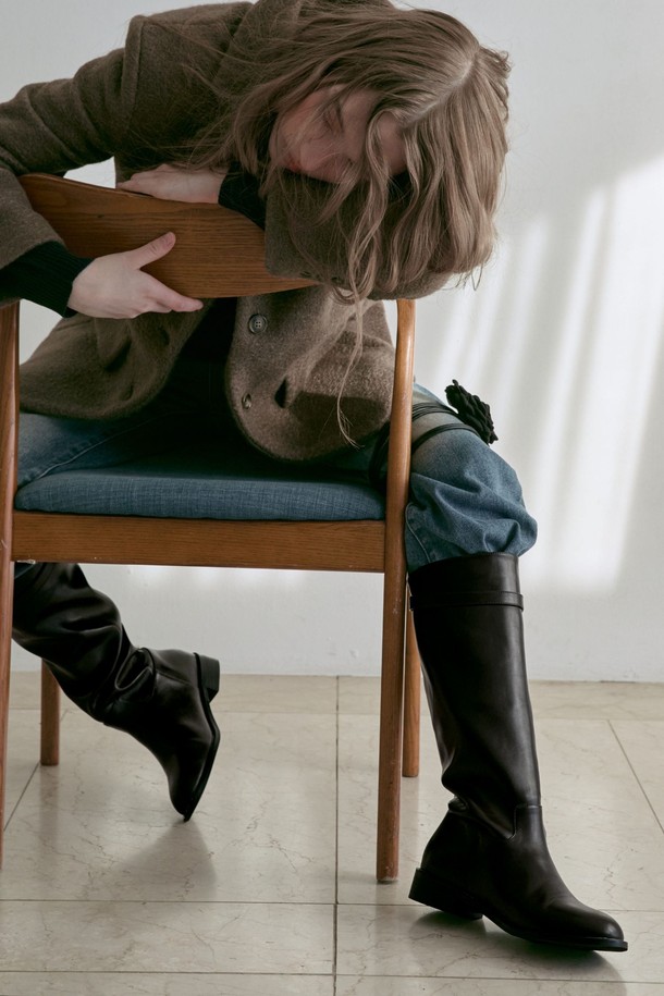 [예약배송 12월 10일] Cecil 벨티드 미니멀 롱 부츠 4cm -VA9072 (2color)는 가을, 겨울 시즌 여성의 스타일을 완성해 줄 롱 부츠입니다. 다크브라운과 블랙 두 가지 색상으로 제공되며, 라운드 토우 디자인과 4cm 로우힐 굽으로 편안함과 세련됨을 동시에 잡았습니다. 인조가죽, 스웨이드, 고무 소재를 사용하여 제작되었으며, 미니멀한 디자인과 깔끔한 실루엣, 부드러운 광택감이 특징입니다. 버클로 여미는 방식이며, 벨트 장식과 심플한 스트랩 디테일이 돋보입니다. 출근룩, 모임룩, 데이트룩 등 다양한 TPO에 클래식, 미니멀, 시크한 스타일을 연출하기 좋습니다.
