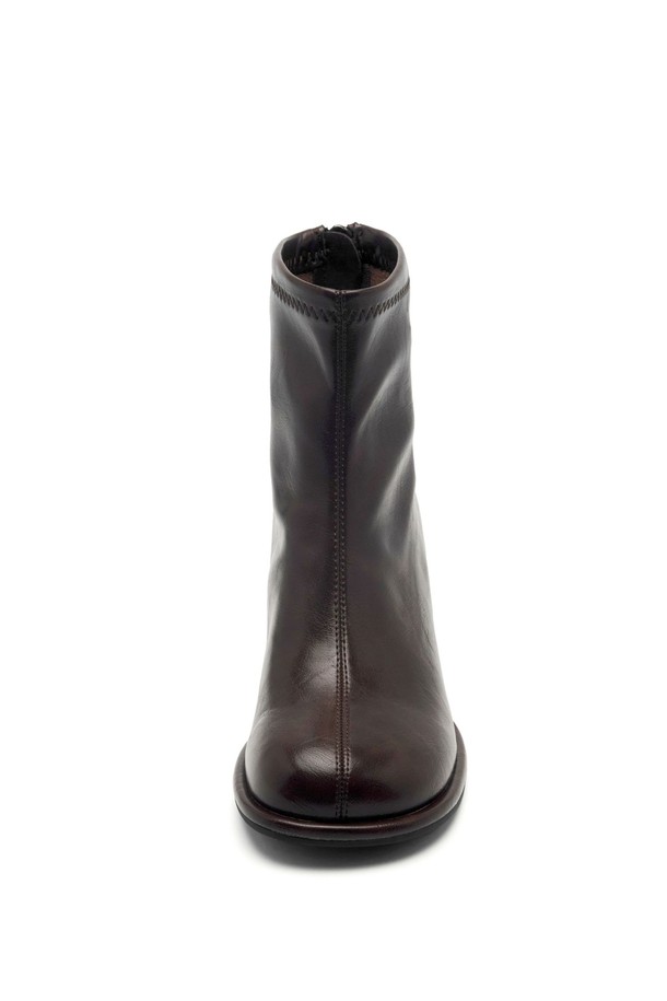 Siena Minimal 앵클 부츠 VA9053은 여성용 앵클 부츠입니다. 라운드 토우 디자인에 6.5cm 청키힐로 편안함과 스타일을 동시에 갖췄습니다. 블랙, 브라운, 베이지 3가지 색상으로 출시되어 다양한 코디에 활용할 수 있으며, 지퍼 여밈으로 신고 벗기 용이합니다. 미니멀 디자인과 베이직한 스타일로 가을, 겨울철 데일리룩에 엣지를 더해보세요. 합성가죽 소재로 제작되었습니다.
