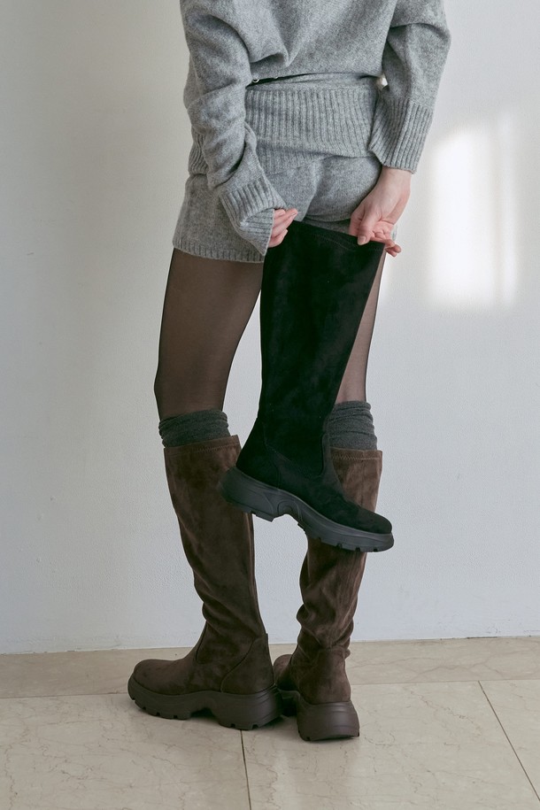 세실 미니멀 스판 롱 부츠 5CM - VA9062는 여성스러운 스타일을 완성하는 롱 부츠입니다. 라운드 토우 디자인과 5cm 청키힐로 편안함과 세련된 실루엣을 동시에 잡았습니다. 블랙과 브라운 두 가지 색상으로 출시되어 출근룩, 모임룩, 데이트룩 등 다양한 TPO에 활용 가능합니다. 미니멀 디자인과 무지 패턴으로 클래식, 미니멀, 시크 스타일을 연출하기 좋습니다. 합성가죽 소재에 지퍼 여밈으로 편안하게 착용할 수 있으며, 가을, 겨울 시즌에 따뜻하고 스타일리시하게 연출할 수 있습니다.
