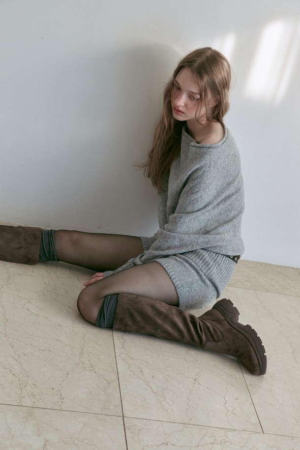 세실 미니멀 스판 롱 부츠 5CM (Cecile Minimal Span Long Boots 롱 부츠 5CM -VA9062)는 여성용 롱 부츠입니다. 부드러운 합성가죽 소재에 라운드 토 디자인으로 편안함을 더했으며, 5cm 청키힐이 안정적인 착화감을 선사합니다. 미니멀한 디자인과 무지 패턴으로 출근룩, 모임룩, 데이트룩 등 다양한 TPO에 활용할 수 있으며, 클래식, 미니멀, 시크 스타일을 연출하기 좋습니다. 블랙과 브라운 두 가지 색상으로 출시되어, 가을, 겨울 시즌에 따뜻하고 세련된 스타일을 완성해 보세요. 지퍼 여밈으로 신고 벗기 편리합니다.
