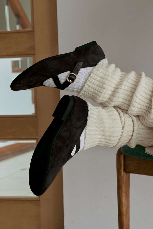 Aria 크로스 스트랩 플랫슈즈 2CM -VA9055는 여성용 플랫슈즈입니다. 부드러운 스웨이드 소재와 2CM 플랫 굽으로 편안한 착용감을 선사하며, 라운드 토우 디자인과 크로스 스트랩이 발을 안정적으로 잡아줍니다. 봄, 여름, 가을 계절에 데이트룩, 모임룩, 미니멀, 클래식, 캐주얼 스타일 모두 소화 가능한 아이템입니다. 2가지 색상으로 출시되어 다양한 룩에 매치하기 좋습니다.
