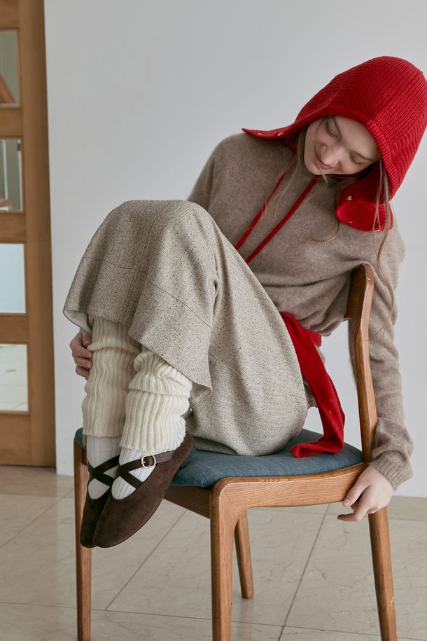 Aria 크로스 스트랩 플랫슈즈 2CM -VA9055는 여성용 플랫슈즈입니다. 2CM 굽 높이에 라운드 앞코로 디자인되었으며, 일상, 데이트룩, 모임룩 등 다양한 TPO에 활용할 수 있습니다. 미니멀, 클래식, 걸리시 스타일을 연출하기 좋으며, 블랙과 화이트 두 가지 색상으로 출시되었습니다. 합성가죽 소재에 크로스 스트랩 디자인이 특징이며, 편안한 착용감을 선사합니다. 봄, 여름, 가을 계절에 맞춰 즐겨 신을 수 있습니다.
