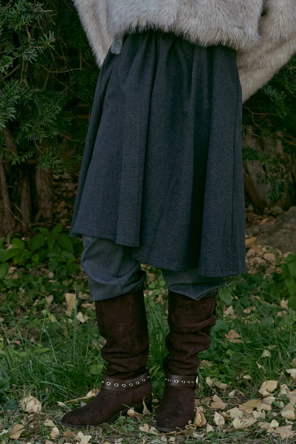 Giesel (지젤) 벨티드 웨스턴 부츠 스웨이드 웨스턴 부츠 4.5CM -VA9063는 여성용 웨스턴 부츠입니다. 부드러운 스웨이드 소재에 4.5cm 웨지힐을 적용하여 편안함과 스타일을 동시에 잡았습니다. 라운드 앞코와 미드컷 탑라인이 세련된 실루엣을 연출하며, 벨트 디테일이 포인트로 더해져 클래식, 미니멀, 캐주얼 룩에 모두 잘 어울립니다. 브라운, 블랙 두 가지 컬러로 제공되어 다양한 데이트룩과 모임룩에 활용하기 좋습니다. 가을, 겨울 시즌에 따뜻하고 멋스럽게 연출해보세요.
