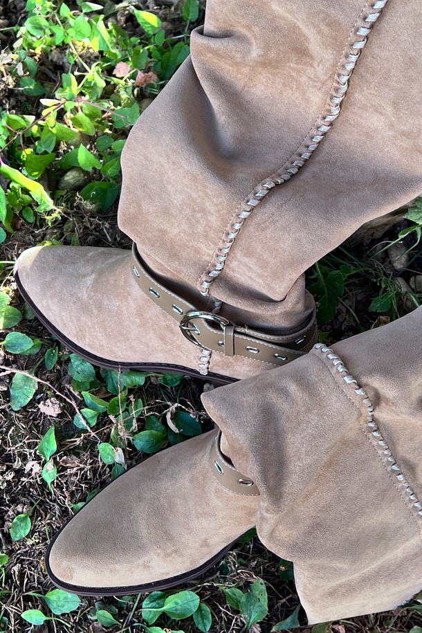 Giesel (지에젤) 벨티드 웨스턴 부츠 스웨이드 웨스턴 부츠 4.5CM -VA9063 (2color)는 여성용 신발입니다. 부드러운 스웨이드 소재에 뾰족한 앞코 디자인과 4.5cm 청키힐 굽으로 시크한 매력을 더했습니다. 벨티드 디테일과 버클 장식이 돋보이며, 베이지와 블랙 두 가지 색상으로 출시되었습니다. 미드컷 탑라인으로 다리 라인을 더욱 돋보이게 하며, 가을, 겨울철 데이트룩, 모임룩, 출근룩 등 다양한 TPO에 클래식, 미니멀, 시크 스타일을 연출하기 좋습니다.
