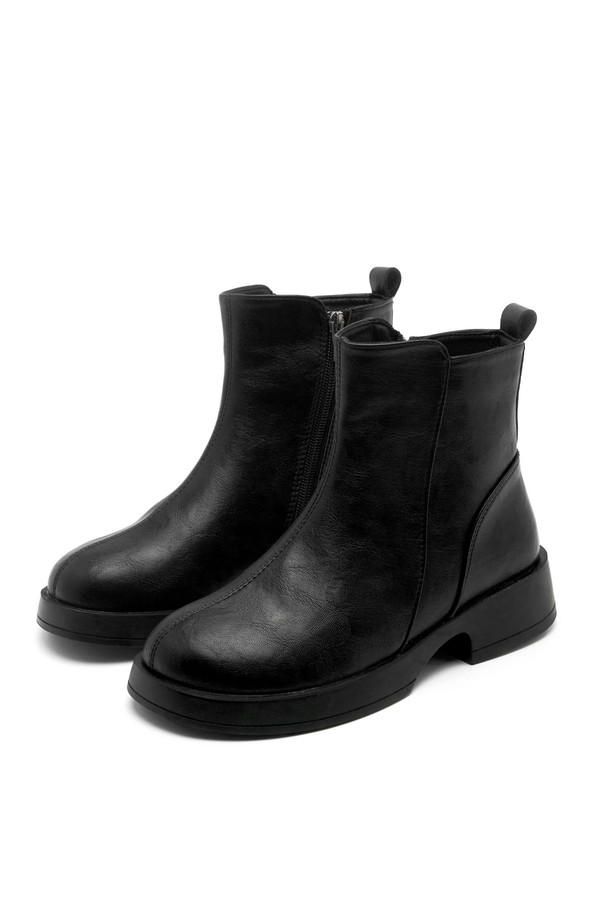 Nouveau (누보) 앵클 부츠 4.5CM -VA9059는 여성용 앵클 부츠입니다. 라운드 앞코에 4.5cm 로우힐 굽으로 편안함과 스타일을 동시에 갖췄습니다. 가을, 겨울 시즌에 어울리는 슬립온 스타일로, 블랙과 브라운 두 가지 색상으로 출시되었습니다. 합성가죽 소재에 무지 디자인으로 미니멀, 클래식, 캐주얼 스타일을 연출하기 좋으며, 출근룩에도 활용할 수 있습니다. 심플한 디자인으로 어떤 옷에도 잘 어울려 폭넓은 활용도를 자랑합니다.
