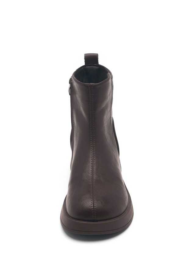 Nouveau ankle 부츠 4.5CM -VA9059 (2가지 색상)는 여성용 앵클 부츠입니다. 라운드 앞코에 4.5cm 로우힐 굽으로 편안함을 더했으며, 가을, 겨울 시즌 데일리룩에 활용하기 좋습니다. 블랙과 브라운 두 가지 색상으로 출시되어 다양한 스타일에 매치하기 용이합니다. 심플한 디자인과 지퍼 여밈으로 클래식, 미니멀, 시크 스타일을 연출하기에 적합하며, 출근룩이나 모임룩에도 손색없습니다. 합성 가죽 소재로 제작되었습니다.
