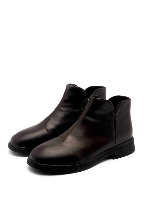 Serie Minimal Ankle Boot (세리에 미니멀 앵클 부츠)는 안감 기모 처리로 따뜻하게 착용 가능한 여성 앵클 부츠입니다. 라운드 앞코와 3.5cm 로우힐 굽으로 편안함을 강조했으며, 미니멀 디자인과 베이직 스타일로 다양한 룩에 활용하기 좋습니다. 블랙과 브라운 두 가지 색상으로 출시되어, 출근룩을 포함한 일상 속에서 미니멀하고 클래식한 분위기를 연출할 수 있습니다. 슬립온 형태로 간편하게 신고 벗을 수 있으며, 가을, 겨울 시즌에 어울리는 부츠입니다. 합성가죽 소재로 제작되었습니다.
