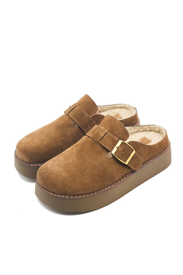 Bleubon(블루본) 소가죽 스웨이드 슬리퍼 UA9083CA는 부드러운 소가죽 스웨이드 소재로 제작되어 가을, 겨울철 따뜻함과 세련된 스타일을 동시에 선사합니다. 3.5cm 로우힐 굽과 라운드 토 디자인은 편안한 착용감을 제공하며, 퍼 안감과 5mm 라텍스 쿠션 인솔로 보온성과 쿠셔닝을 더했습니다. 핸드메이드 제작과 스티치 웰트 디테일이 돋보이며, 카키 그레이, 카멜, 카카오 3가지 색상으로 출시되어 출근룩, 모임룩 등 다양한 TPO에 활용 가능합니다. 유연한 TR 몰드 아웃솔과 경량 디자인으로 편안한 착용감을 제공하며, 클래식, 미니멀, 캐주얼 스타일 모두 소화 가능한 데일리 슬리퍼입니다.
