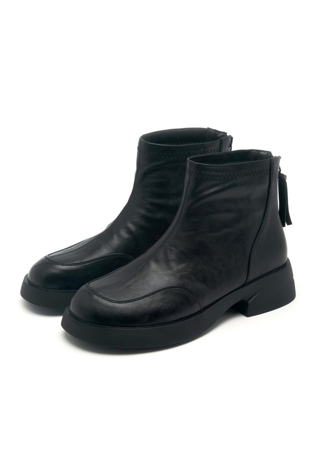 세련된 스타일을 완성하는 Colin Round Edge Ankle Boots 앵클부츠 4.5CM -VA9067 (2color)입니다. 부드러운 합성가죽과 스웨이드 소재로 제작되어 가을, 겨울 시즌에 따뜻하고 포근하게 착용할 수 있습니다. 4.5cm 로우힐 굽으로 편안함과 다리 라인의 아름다움을 동시에 살려줍니다. 라운드 앞코와 미니멀 디자인, 백지퍼 디테일이 돋보이며, 무지 패턴에 다크브라운, 블랙 두 가지 컬러로 출시되어 다양한 출근룩, 미니멀, 클래식, 시크 스타일을 연출하기 좋습니다. 발등이 높거나 발볼이 넓은 경우 0.5 사이즈 업을 권장합니다.
