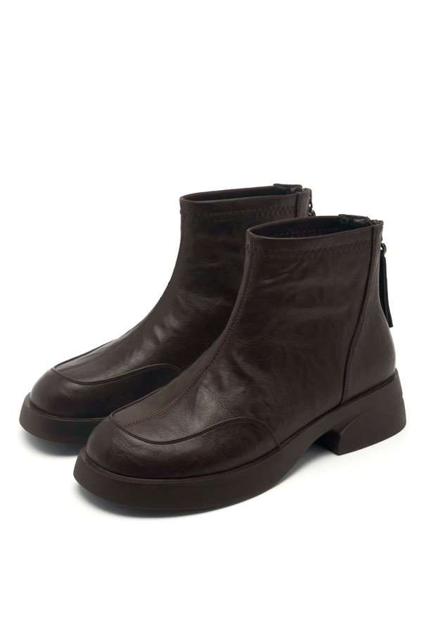 세련된 실루엣의 Colin Round Edge 앵클 부츠 VA9067를 만나보세요. 다크브라운과 블랙 두 가지 색상으로 출시되어, 어떤 스타일에도 매치하기 용이합니다. 부드러운 인조가죽과 스웨이드 소재를 사용하여 고급스러운 느낌을 주며, 안감은 플리스로 제작되어 따뜻하고 편안한 착용감을 선사합니다. 4.5cm 로우힐 굽으로 안정적인 활동성을 보장하며, 미니멀한 패턴과 클린한 실루엣이 특징입니다. 출근룩, 모임룩 등 다양한 TPO에 활용 가능하며, 클래식, 미니멀, 시크 스타일을 즐기는 여성분들께 추천합니다.
