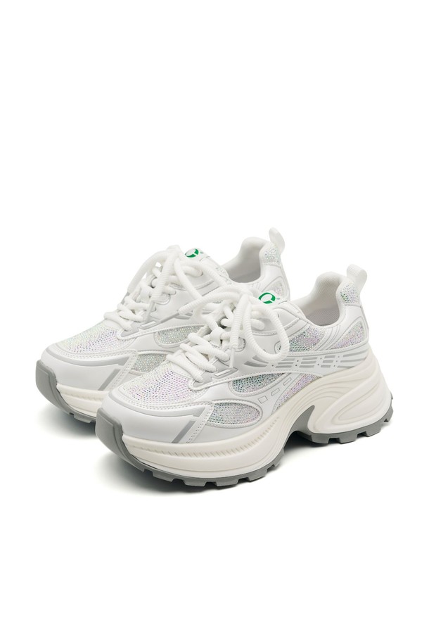 코셔 스니커즈 - CL0701 (2 color)는 여성용 스니커즈로, 일상 및 캐주얼한 스타일에 적합합니다. 아이보리, 실버 두 가지 색상으로 출시되었으며, 봄, 여름, 가을 계절에 활용하기 좋습니다. 라운드 앞코와 6.5cm 통굽 디자인이 특징이며, 메쉬, 폴리에스테르, 천연 PU 레더 소재를 사용하여 편안함과 스타일을 동시에 잡았습니다. 멀티레이어 컬러와 크리스탈컷 주얼리 장식이 돋보이며, 메모리폼 인솔, 미끄럼 방지 기능, 통기성, 구조적 아웃솔 디자인으로 활동성을 높였습니다. 데이트룩, 쇼핑룩 등 다양한 TPO에 캐주얼, 미니멀, 스포티 스타일을 연출해보세요.
