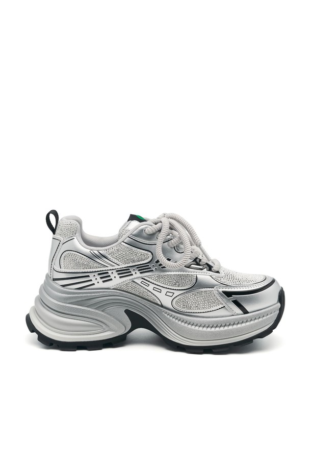 COSHER 스니커즈 - CL0701 (2color)는 여성용 운동화로, 일상 및 캐주얼 스타일에 적합합니다. 아이보리, 실버 두 가지 색상으로 출시되었으며, 봄, 여름, 가을 계절에 착용하기 좋습니다. 6.5cm 통굽으로 제작되었으며, 라운드 앞코와 멀티레이어 아웃솔, 크리스탈 컷 주얼리 장식이 특징입니다. 메쉬, 폴리에스테르, 천연 PU가죽, 고무 등의 소재를 사용하여 편안함과 스타일을 동시에 잡았습니다. 일상 속 동네 마실룩, 쇼핑룩에 캐주얼, 미니멀, 스포티한 매력을 더해보세요.
