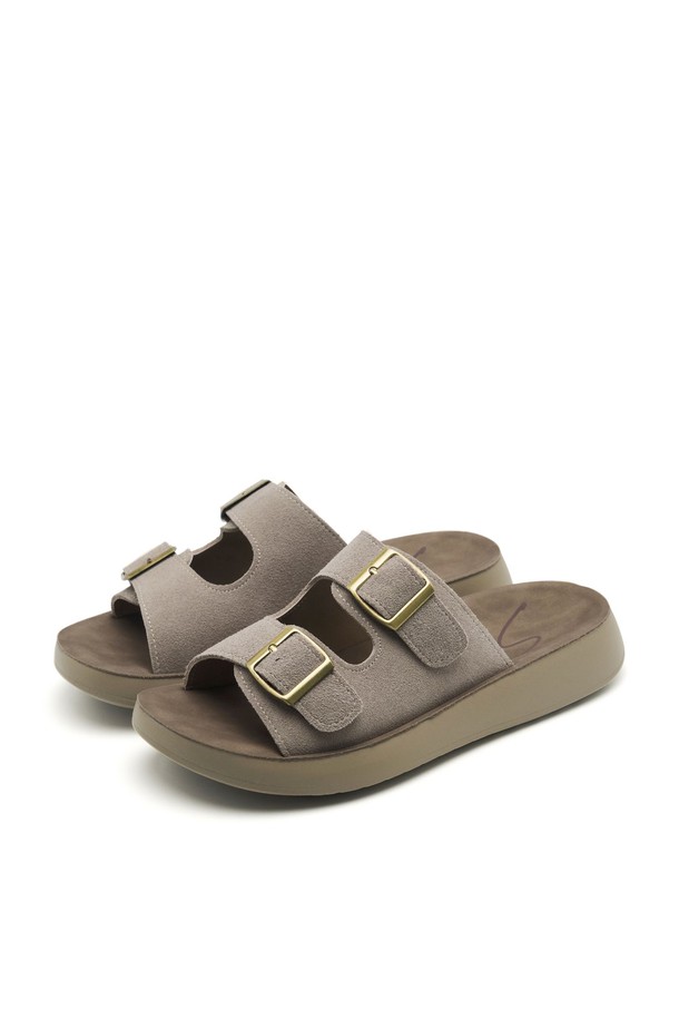 Real Leather Natural Desert 샌들 3cm -VS9047 (2color)는 천연 카우하이드 스웨이드와 소가죽을 사용하여 부드러운 착화감을 제공하며, 라운드 토우 디자인으로 여성스러운 실루엣을 연출합니다. Sand Beige와 Mocha 컬러로 출시되어 다양한 스타일에 매치하기 좋으며, 3cm 로우힐 굽과 ZE-RUN Solight 아웃솔, 라텍스 중창의 조합으로 편안한 착용감과 충격 흡수 기능을 갖췄습니다. 버클 여밈 방식과 핸드메이드 제작으로 섬세함을 더한 데일리 샌들입니다.
