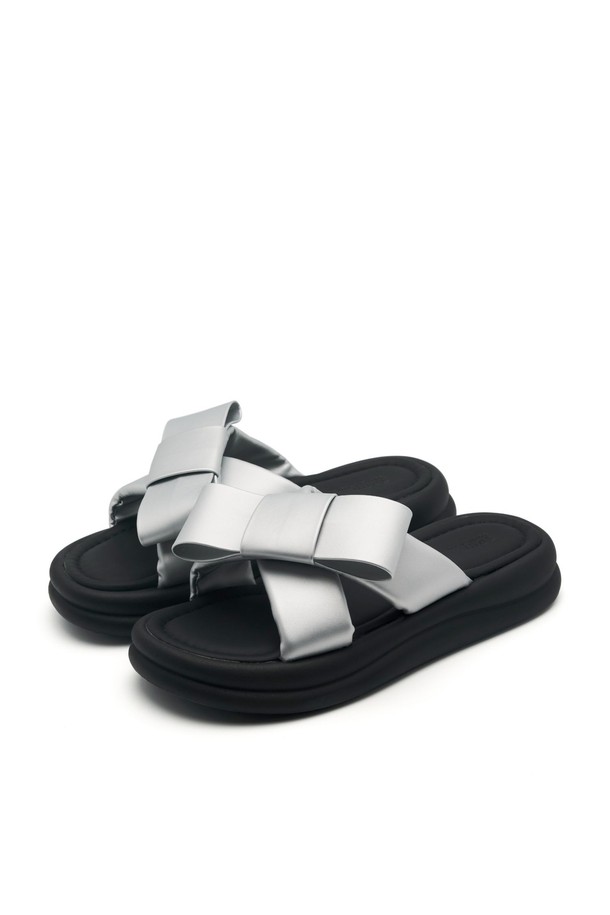 Goa Big Bow Softly 샌들 3.5cm -VS9054는 부드러운 합성가죽 소재에 빅보우 디테일과 로우힐 굽으로 여성스러운 매력을 더한 오픈토 샌들입니다. 편안한 착용감을 위한 소프트 쿠션과 크로스 탑라인 디자인으로, 여름철 일상에서 시원하고 스타일리시하게 연출할 수 있습니다. 화이트와 블랙 두 가지 컬러로 출시되어, 다양한 스타일에 맞춰 폭넓게 활용 가능합니다.
