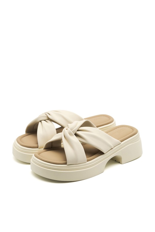 Roa Wrinkle & Softly Flatform 샌들 VS9058은 봄, 여름에 어울리는 여성용 샌들입니다. 라운드 앞코 디자인에 5cm 플랫폼 굽으로 편안함과 스타일을 동시에 잡았으며, 부드러운 합성가죽 소재와 리본 장식이 특징입니다. 화이트, 레드의 두 가지 컬러로 제공되며, 일상에서 폭넓게 활용할 수 있습니다.
