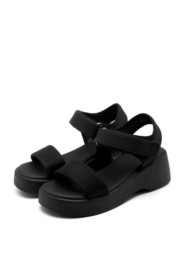 Nell 네오프렌 플랫폼 샌들 VS7069는 오픈토 디자인에 5.5cm 굽 높이의 편안한 착용감을 제공하는 여성 샌들입니다. 네오프렌 소재로 제작되어 부드러운 착용감을 선사하며, 벨크로형 여밈으로 간편하게 신고 벗을 수 있습니다. 블랙 색상에 무지 디자인으로 다양한 일상 스타일에 매치하기 좋으며, 봄, 여름 시즌에 활용하기 좋습니다.
