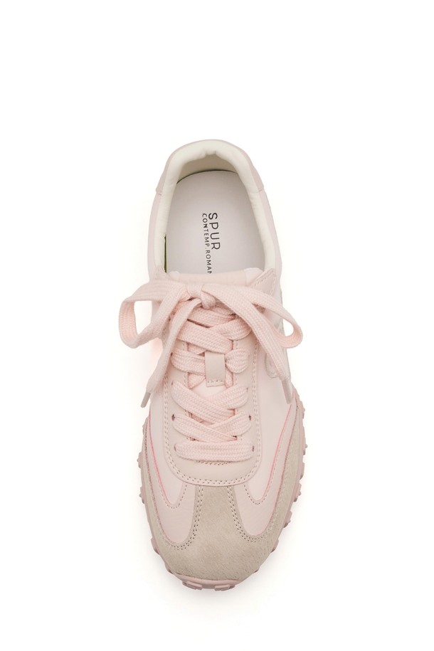 Cob Racer Leather 스니커즈는 부드러운 가죽 소재로 제작되어 편안한 착용감을 선사하며, 라운드 앞코 디자인과 끈으로 여미는 레이스업 스타일이 특징입니다. 3cm 플랫 굽으로 안정적인 착화감을 제공하며, 봄, 여름, 가을 계절에 어울리는 무지 디자인의 여성 운동화입니다. 산뜻한 핑크 컬러가 돋보이는 로우탑 디자인으로, 일상복에 캐주얼하게 매치하기 좋습니다.
