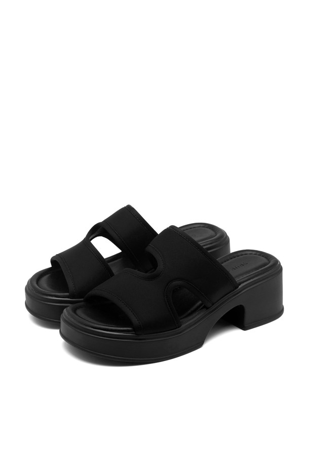 Nell 네오프렌 플랫폼 슬리퍼 샌들 (5.5cm, VS9034)은 편안함과 스타일을 모두 갖춘 여성용 신발입니다. 라운드 앞코 디자인에 블랙 컬러의 무지 패턴이 적용되었으며, 네오프렌, 합성가죽, 우레탄 소재로 제작되어 내구성과 쿠셔닝을 제공합니다. 5.5cm 플랫폼 굽과 라텍스 미드솔, 경량 디자인으로 편안한 착용감을 선사하며, 오픈형에 스트랩 디테일로 포인트를 더해 일상적인 스타일을 완성합니다.
