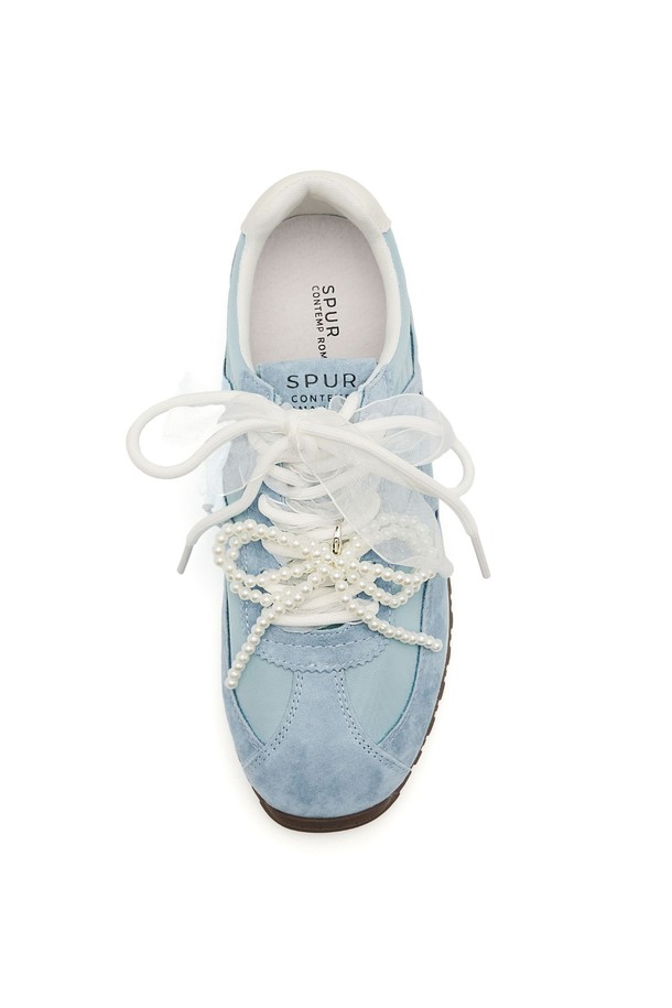 Cob Racer Leather 스니커즈 VS7070은 스카이블루, 아이보리, 머드핑크 3가지 컬러로 출시된 여성용 운동화입니다. 라운드 토우 디자인에 천연가죽, 패브릭, 메쉬, 고무 등 다양한 소재를 사용하여 봄, 여름, 가을 계절에 착용하기 좋으며, 3.5cm 플랫 굽으로 편안한 착용감을 제공합니다. 메쉬 안감, 무지 패턴, 끈 타입, 로우탑 디자인에 이중 레이어 고무창, 쿠션 인솔, 탈부착 가능한 진주 리본 스트랩, 이중 신발끈, 수제작 디테일까지 더해져 소장 가치를 높였습니다.
