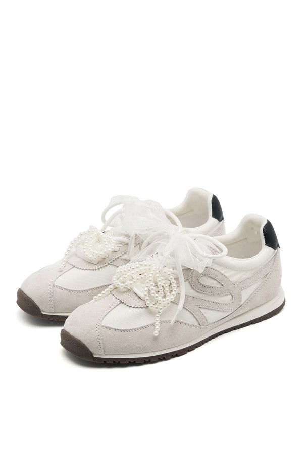 Cob Racer Leather 스니커즈 VS7070은 부드러운 가죽 소재로 제작되어 편안한 착용감을 선사합니다. 3.5cm 굽 높이의 플랫 디자인과 라운드 앞코, 레이스업 스타일로 일상 및 캐주얼룩에 잘 어울립니다. 화이트, 블랙 두 가지 컬러로 출시되어 봄, 여름, 가을 계절에 맞춰 다양한 스타일을 연출할 수 있습니다.
