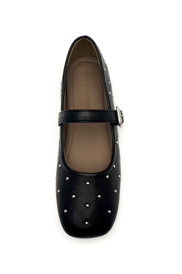 크림프 버클 메리제인 플랫 플랫슈즈 1cm - VS9060 (2color)는 여성용 메리제인 플랫 슈즈입니다. 스퀘어 토 디자인에 블랙, 아이보리 2가지 색상으로 출시되었습니다. 1cm 플랫 굽에 인조가죽 및 합성가죽 소재로 제작되었으며, 버클 여밈과 무지 패턴이 특징입니다. 캐주얼, 클래식, 미니멀 스타일의 데이트룩, 카페룩, 쇼핑룩에 잘 어울립니다. 쿠션 미드솔, 유연한 밑창, 경량, 핸드메이드 디테일이 돋보입니다.
