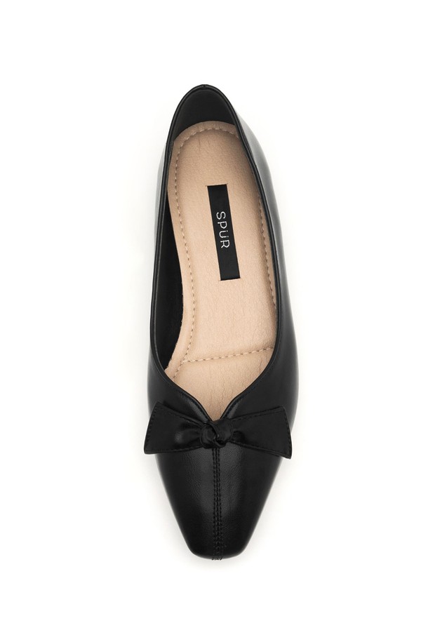 베로니카 오리가미 보우 플랫 플랫슈즈 1.5cm -VS8066 (5color)는 여성들을 위한 플랫슈즈입니다. 아이보리, 레드, 실버, 나일블루, 블랙 5가지 색상으로 출시되었으며, 일상생활에서 편안하게 착용할 수 있습니다. 스퀘어토 디자인에 1.5cm 굽으로 제작되었으며, 합성가죽과 마이크로파이버를 사용하여 부드러운 착화감을 선사합니다. 리본 장식과 쿠션 라텍스 중창, 유연한 TPR 고무 밑창, 핸드메이드로 제작되어 편안함과 스타일을 동시에 잡았습니다. 데이트룩, 카페룩, 쇼핑룩 등 다양한 스타일에 활용하기 좋으며, 클래식, 미니멀, 캐주얼 스타일을 즐기는 분들께 추천합니다.
