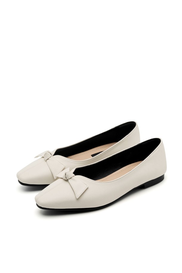 베로니카 오리가미 보우 플랫 플랫슈즈 1.5cm -VS8066 (5color)는 여성스러운 스타일을 완성해 줄 플랫슈즈입니다. 아이보리, 레드, 실버, 나일블루, 블랙 5가지 컬러로 출시되었으며, 일상생활에서 편안하게 착용하기 좋습니다. 스퀘어토 디자인에 오리가미 리본 디테일이 더해져 세련된 느낌을 주며, 유연한 밑창, 라텍스 중창, 쿠션감, 아치 서포트, 충격 흡수, 경량 기능으로 편안한 착용감을 선사합니다. 데이트룩, 카페룩, 출근룩 등 다양한 TPO에 맞춰 클래식, 미니멀, 시크한 스타일을 연출해보세요. 합성가죽, 마이크로파이버 소재로 제작되었으며, 슬링백 탑라인과 오픈형 디자인이 특징입니다.
