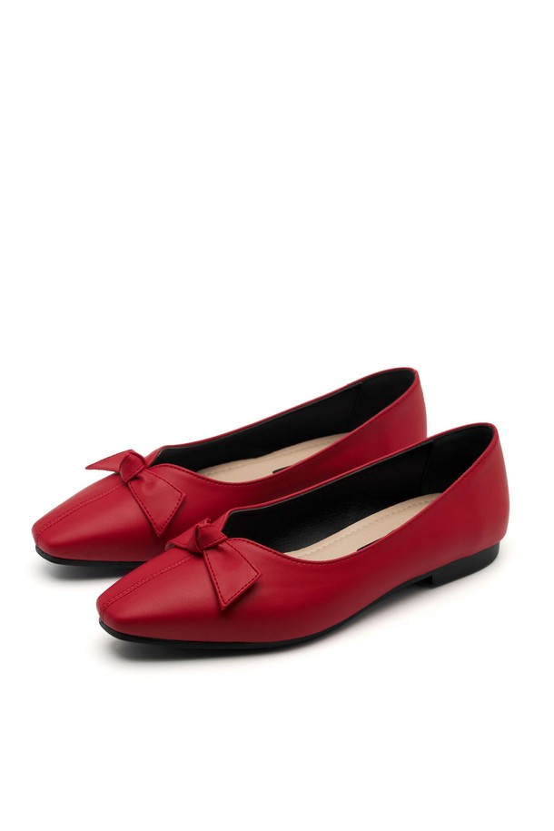 베로니카 오리가미 보우 플랫 플랫슈즈 1.5cm -VS8066 (5color)는 여성용 플랫슈즈입니다. 데이트룩, 카페룩, 쇼핑룩에 어울리며 클래식, 미니멀, 캐주얼 스타일을 연출하기 좋습니다. 굽 높이는 1.5cm이며, 앞코는 스퀘어 형태로 제작되었습니다. 무지 패턴의 레드 색상으로 제작되었으며, 합성가죽 소재와 리본 장식이 특징입니다. 오픈형 디자인으로 편안하게 착용할 수 있습니다.
