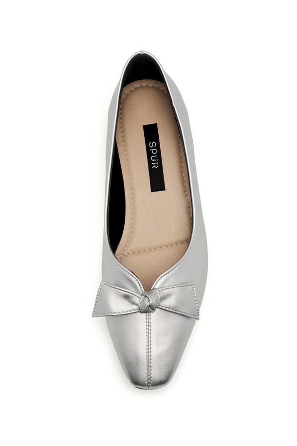 베로니카 오리가미 보우 플랫 플랫슈즈 1.5cm -VS8066 (5color)는 여성용 플랫슈즈입니다. 아이보리, 레드, 실버, 나일블루, 블랙 5가지 색상으로 출시되었으며, 일상생활에서 편안하게 착용할 수 있습니다. 스퀘어토 디자인에 합성가죽과 마이크로파이버 소재를 사용하여 부드러운 착용감을 선사하며, 1.5cm 굽 높이의 플랫 슈즈입니다. 리본 장식과 슬링백 스타일이 특징이며, 라텍스 쿠션과 유연한 TPR 고무창으로 편안함을 더했습니다. 데이트룩, 카페룩, 쇼핑룩 등 다양한 상황에 어울리는 클래식, 미니멀, 캐주얼 스타일의 플랫슈즈입니다.
