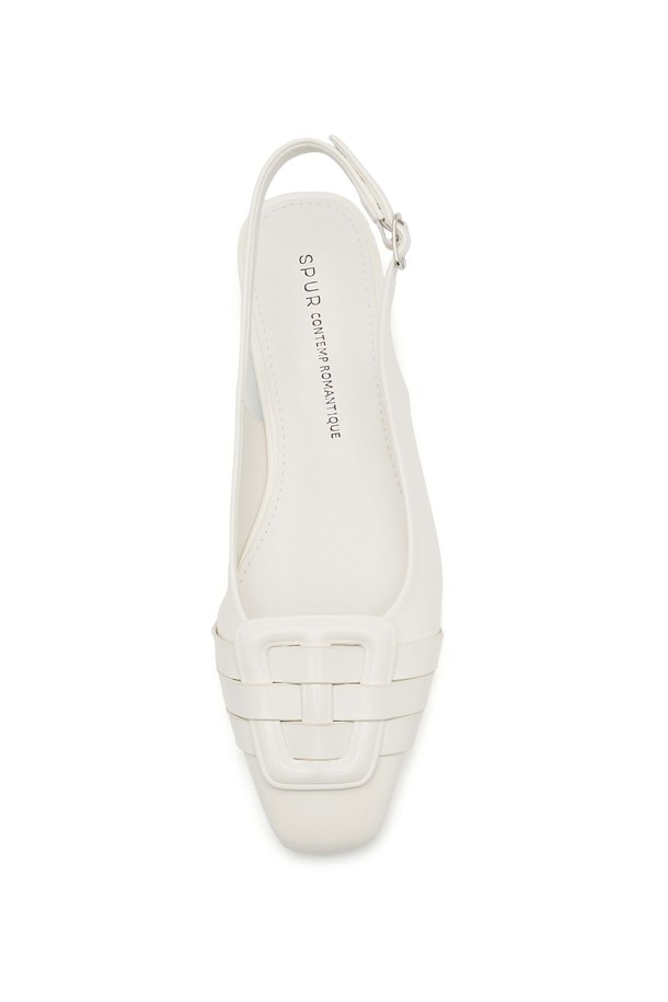 "루나 버클 슬링백 펌프스 4cm - VS9085"는 여성스러운 스타일을 연출하는 슬링백 펌프스입니다. 부드러운 합성가죽 소재에 라운드 토 디자인으로 편안함을 더했으며, 4cm 미들힐로 다리 라인을 예쁘게 잡아줍니다. 블랙, 화이트, 베이지 3가지 색상으로 출시되어 데이트룩, 카페룩, 출근룩 등 다양한 스타일에 활용 가능합니다. 버클 장식이 포인트로 더해져 클래식, 미니멀, 캐주얼 등 어떤 스타일에도 세련된 매력을 더해줍니다. 봄, 여름 시즌에 맞춰 시원하게 즐겨보세요.
