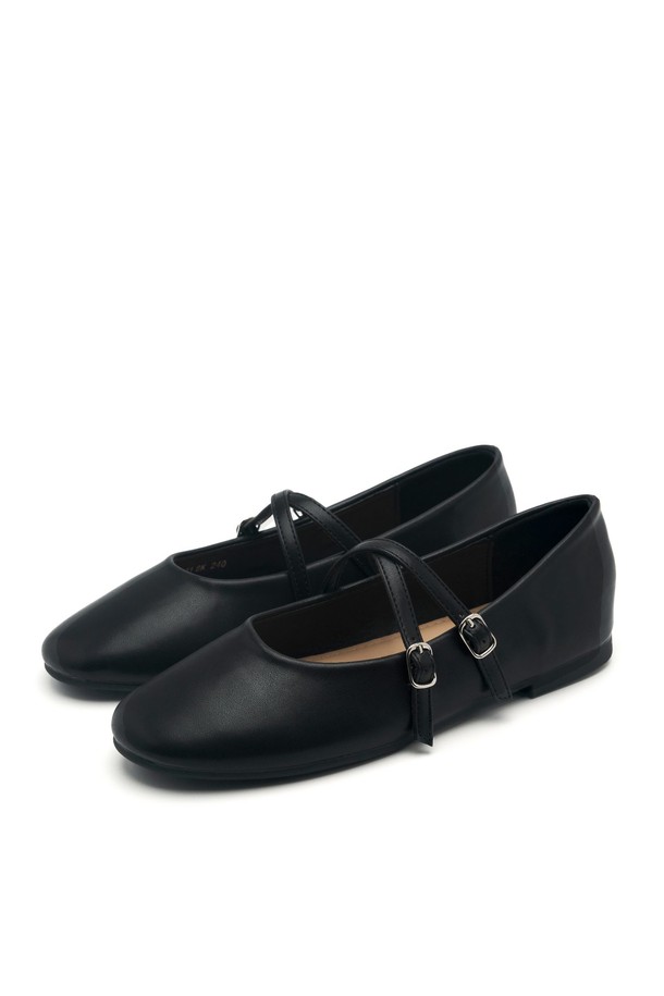 Odd Round Toe Strape Flats (오드 라운드 토 스트랩 플랫 슈즈) 1.5cm -VA9041은 미니멀한 디자인이 돋보이는 여성 플랫 슈즈입니다. 라운드 토우 디자인에 1.5cm 굽으로 편안한 착용감을 제공하며, 스트랩 디테일이 발을 안정적으로 감싸줍니다. 아이보리, 레드, 블랙 3가지 컬러로 출시되어 데이트룩, 카페룩 등 다양한 스타일에 매치하기 좋습니다. 미니멀, 클래식, 캐주얼 스타일을 즐겨 입는 분들께 추천하며, 논슬립 아웃솔과 포멀한 스퀘어 토 라인으로 실용성까지 갖췄습니다.
