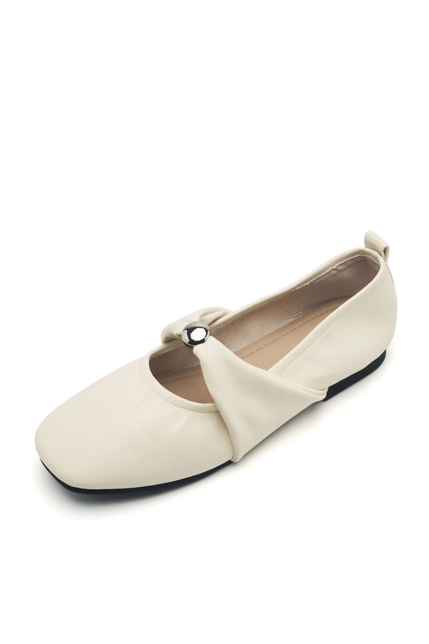 "Elise Soft Twist Strap Flats" 플랫 슈즈 1.5cm -VA9039 (2color)는 부드러운 트위스트 스트랩 디자인이 돋보이는 여성 플랫 슈즈입니다. 아이보리와 블랙 두 가지 색상으로 출시되어 데일리룩, 캐주얼룩에 모두 잘 어울립니다. 1.5cm 플랫 굽에 스퀘어토 디자인으로 편안함과 세련된 스타일을 동시에 잡았습니다. 합성가죽과 마이크로파이버 소재를 사용하여 제작되었으며, 라텍스 쿠션 인솔, 유연한 아웃솔, 충격 흡수 기능으로 편안한 착용감을 제공합니다. 핸드메이드 제작으로 섬세함을 더했으며, 고무밴드 디테일로 편안한 착용감을 선사합니다.
