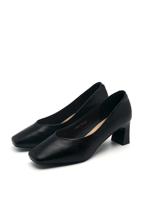 Lily Minimal Comfort Pumps (릴리 미니멀 컴포트 펌프스) 5.5cm -VA9027는 미니멀하고 모던한 스타일을 추구하는 여성들을 위한 펌프스입니다. 베이지, 아이보리, 블랙 3가지 색상으로 출시되었으며, 사계절 내내 오피스룩, 출근룩에 활용하기 좋습니다. 부드러운 인조가죽 소재에 스퀘어토 디자인이 특징이며, 5.5cm 미들힐로 편안한 착용감을 제공합니다. 쿠션감 있는 미드솔, 논슬립 아웃솔, 라텍스 쿠셔닝, 뒷부분 소프트 패딩, 핸드메이드 공법으로 제작되어 편안함과 안정성을 더했습니다.
