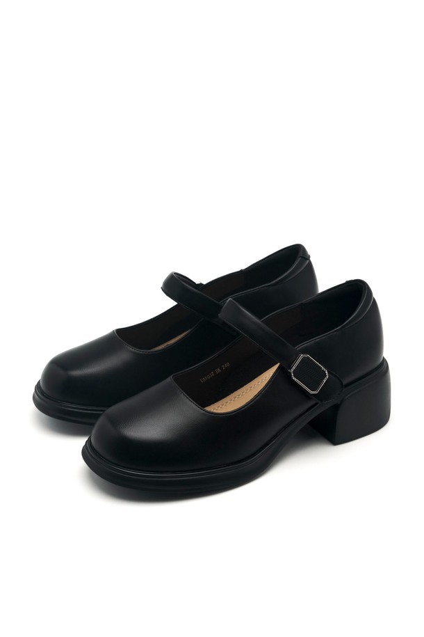 Odd Maryjane Pumps (오드 메리제인 펌프스) 5.5cm -VA9032는 여성 고객을 위한 메리제인 펌프스입니다. 라운드 토우 디자인에 아이보리와 블랙, 두 가지 색상으로 출시되어 다양한 스타일에 매치하기 좋습니다. 5.5cm 청키힐로 안정적인 착화감을 제공하며, 벨크로와 버클 여밈으로 편리하게 신고 벗을 수 있습니다. 합성가죽과 마이크로파이버 소재를 사용하여 부드러운 착용감을 선사하며, 쿠셔닝, 충격 흡수 기능으로 장시간 편안하게 신을 수 있습니다. 데이트룩, 오피스룩, 클래식, 미니멀, 걸리시 스타일을 즐겨 입는 고객에게 추천합니다.
