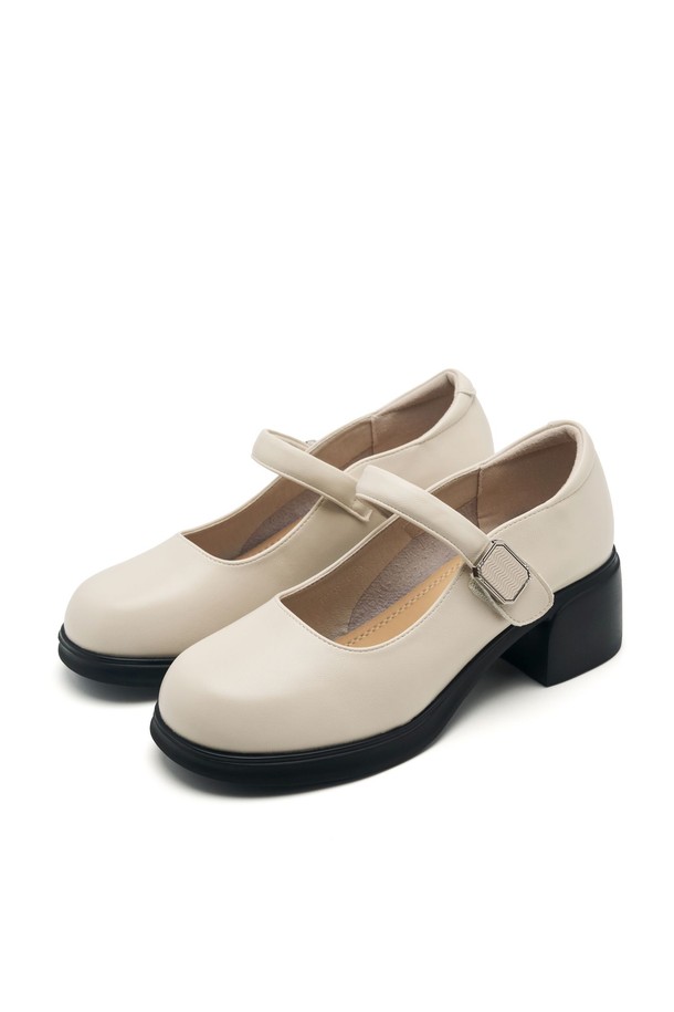 Odd 메리제인 펌프스 5.5cm -VA9032 (2color)는 여성 고객을 위한 신발입니다. 라운드 토 디자인에 5.5cm 미들힐 굽으로 제작되어 편안한 착화감을 제공합니다. 메리제인 스트랩 디자인이 특징이며, 봄, 여름, 가을 계절에 어울리는 아이템입니다. 데이트룩, 카페룩, 모임룩 등 다양한 TPO에 클래식, 미니멀, 걸리시 스타일로 연출하기 좋습니다. 2가지 색상으로 출시되어 폭넓은 선택이 가능합니다.
