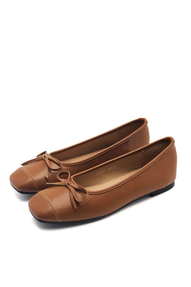 Rave (레이브) 리본 플랫슈즈 1.5cm -UA9037는 여성스러운 무드를 연출하는 플랫슈즈입니다. 아이보리, 카멜, 레드, 브라운, 블랙의 5가지 다채로운 색상으로 출시되어 데이트룩, 모임룩 등 다양한 TPO에 활용 가능합니다. 스퀘어 앞코 디자인에 1.5cm 플랫 굽으로 편안함을 더했으며, 리본 디테일이 걸리시한 스타일을 완성합니다. 합성가죽 소재로 제작되었으며, 수제화 특유의 섬세함이 돋보입니다. 넓은 발볼을 가진 고객은 한 사이즈 업을 권장합니다.
