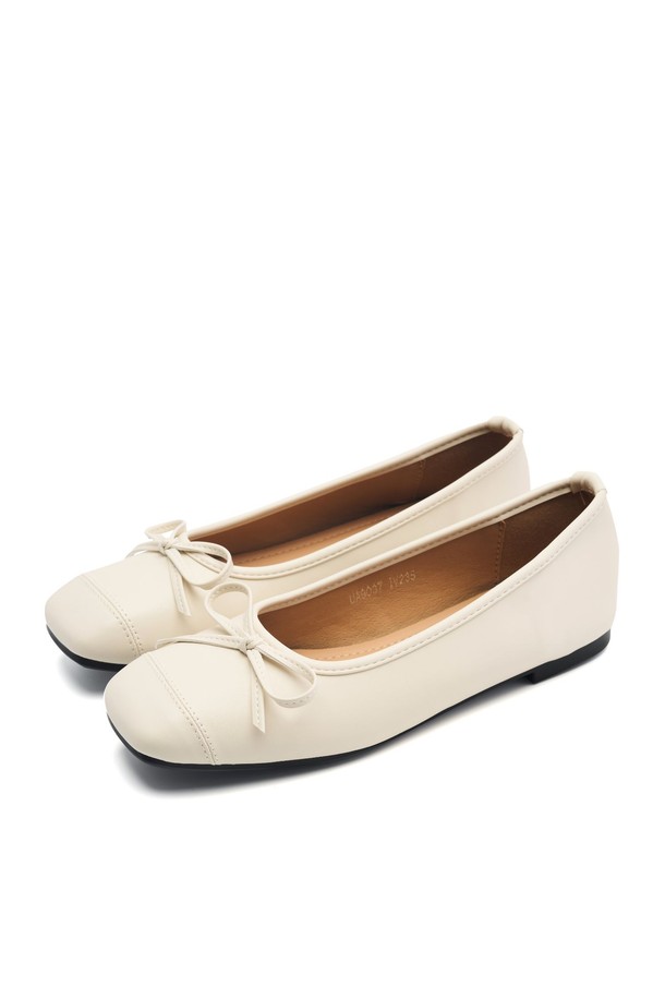 Rave(레이브) 리본 플랫슈즈 1.5cm - UA9037는 여성스러운 스타일을 완성하는 플랫슈즈입니다. 부드러운 합성가죽 소재에 1.5cm 굽높이, 라운드 토우 디자인으로 편안한 착용감을 선사합니다. 아이보리, 카멜, 레드, 브라운, 블랙 5가지 컬러로 출시되어 데이트룩, 모임룩 등 다양한 TPO에 활용 가능합니다. 리본 디테일이 돋보이며, 클래식, 미니멀, 걸리시 스타일을 즐겨 입는 분들께 추천합니다. 핸드메이드 제작으로 꼼꼼하게 완성되었으며, 프리미엄 박스 포장으로 소장 가치를 높였습니다. 정사이즈를 권장합니다.
